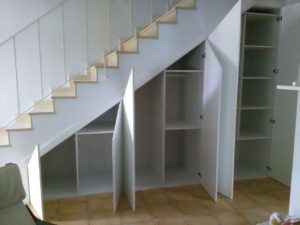 armario bajo escalera